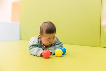 マンションのキッズルームで遊ぶ日本人の男の赤ちゃん