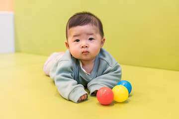 マンションのキッズルームで遊ぶ日本人の男の赤ちゃん