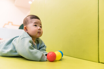 マンションのキッズルームで遊ぶ日本人の男の赤ちゃん