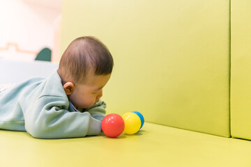 マンションのキッズルームで遊ぶ日本人の男の赤ちゃん
