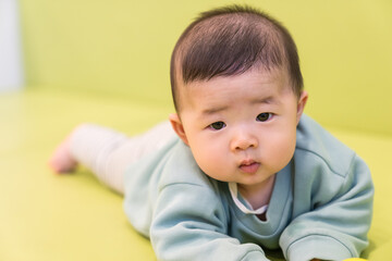 マンションのキッズルームで遊ぶ日本人の男の赤ちゃん