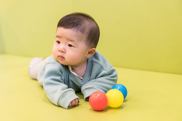 マンションのキッズルームで遊ぶ日本人の男の赤ちゃん