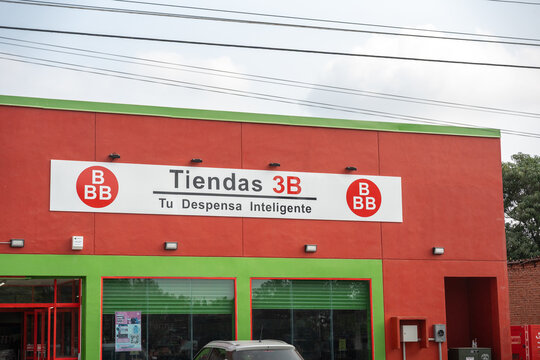 Facade of Tiendas 3B with corporate red and green colors. Brand by Anthony Hatoum. Guerrero, Mexico, January 16, 2026. abarrotes bbb 