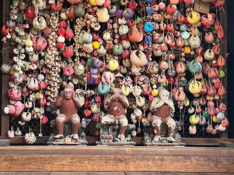 los tres monos, no ver no o&iacute;r no mirar en Kioto Jap&oacute;n viajando pro el mundo