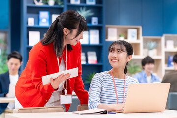 オフィスで働く若い女性のエンジニア