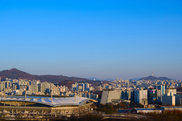 Naklejka premium The view of the city from the park on the hill