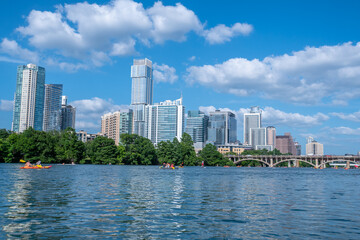Obraz premium A city skyline is reflected in the water