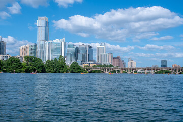 Obraz premium A city skyline is reflected in the water