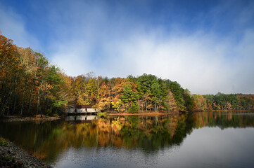 Fototapeta premium Fall on Sky Lake of Green mountain in Huntsville, AL.
