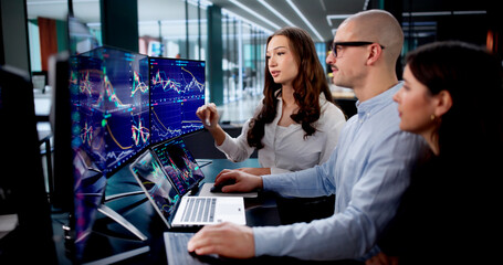 Professional Stock Traders Monitor Multiple Screens