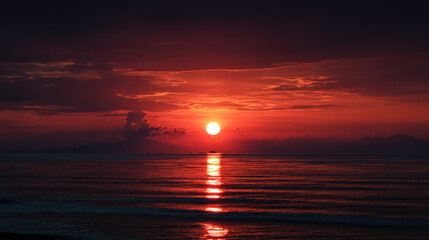 Obraz premium Sunrise Over the Ocean with Dramatic Clouds