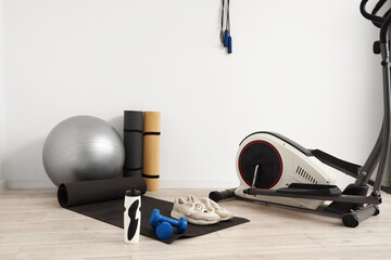 Obraz premium Different sports equipment near light wall in gym