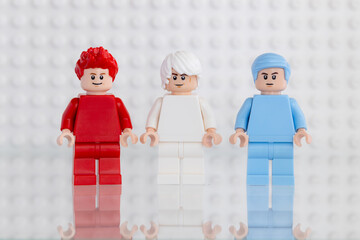 Naklejka premium Dortmund - Deutschland 16. Januar 2026 Lego Drei Minifiguren in den Farben rot weiß und blau - Studio Aufnahme