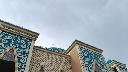 Obraz premium Close up Islamic mosque architecture with blue geometric ornament details. Perfect for religion, Islamic culture, architecture, travel, education, and editorial content. Ideal for designers, publisher