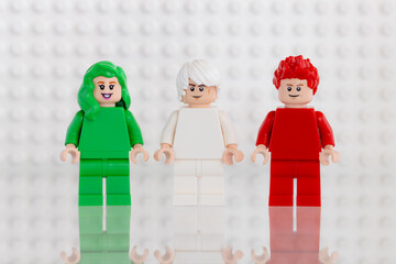 Naklejka premium Dortmund - Deutschland 16. Januar 2026 Lego Drei Minifiguren in den Farben grün weiß und rot - Studio Aufnahme