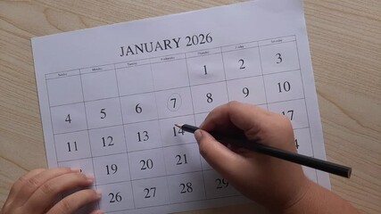 marking 7 January date on the calendar

