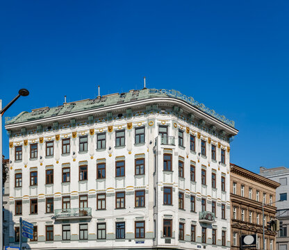 Wiener Eckhaus mit pr&auml;chtigen Jugendstil-Stuckornamenten an der Ecke "Sechshauser Stra&szlig;e" und "Mariahilfer G&uuml;rtel" - Inschriften retuschiert