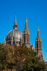 Fototapeta premium Ein wolkenloser blauer Himmel spannt sich über die Türme der denkmalgeschützten Wiener Kirche 
