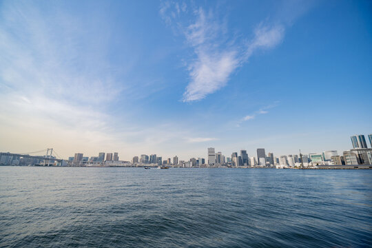 東京越しのレインボーブリッジと芝浦のビル群