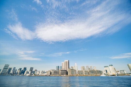東京湾と芝浦のビル群