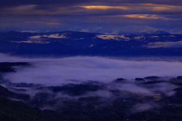 朝焼けに染まる山並み