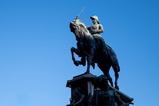 Torino, Italia, monumento a Carlo Alberto - 14 Dicembre 2023. Statua equestre del re di Sardegna situata in centro a Torino alle spalle di palazzo Carignano.