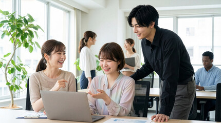 チームワークを感じる職場の若い男女