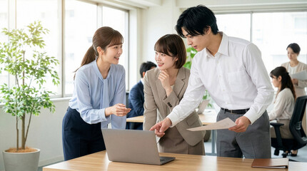 チームワークを感じる職場の若い男女