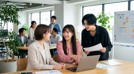 チームワークを感じる職場の若い男女