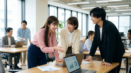 チームワークを感じる職場の若い男女