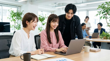 チームワークを感じる職場の若い男女