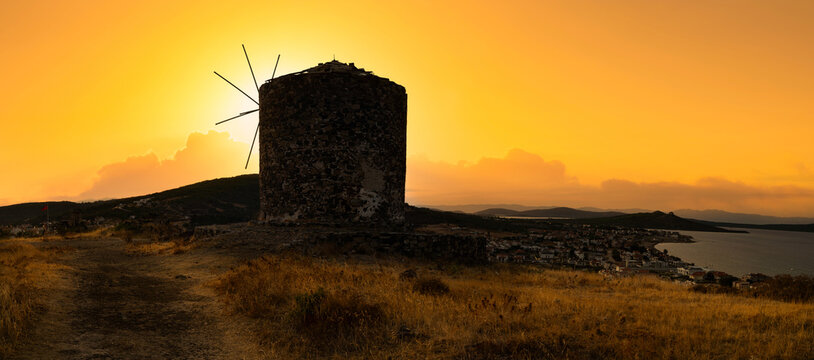  Cunda's historic traditional windmills at sunset. Balıkesir, T&uuml;rkiye