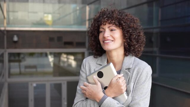 A young professional enjoys the outdoors with a tablet, showing his innovative tech lifestyle