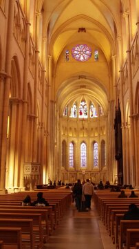 Int&eacute;rieur majestueux de la cath&eacute;drale gothique Saint-Jean-Baptiste de Lyon