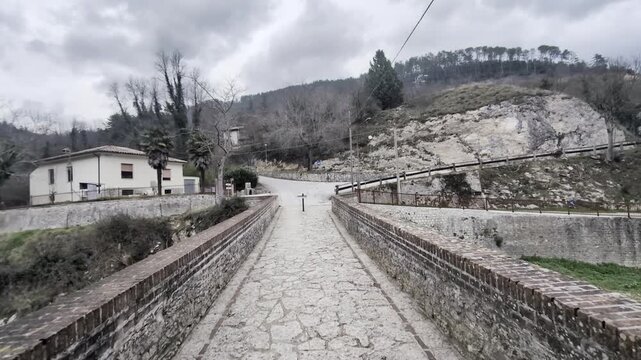 Passaggio ad arco sul ponte romano a Genga nelle Marche in Italia