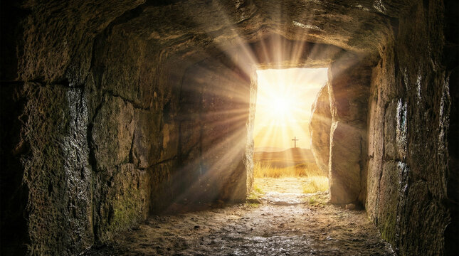 Vista desde el interior de una cueva hacia un paisaje iluminado por el sol naciente con una cruz en la distancia