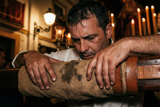 Costalero sudoroso en un momento de pausa en Semana Santa