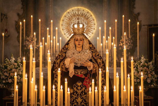 Virgen de los Dolores entre cirios en Semana Santa