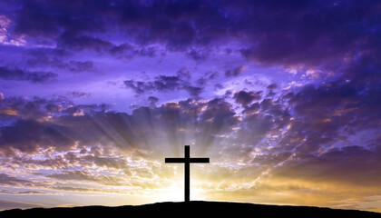 Imagen conceptual de Semana Santa con cruz en silueta y luz espiritual al amanecer. Escena sobria que transmite fe, recogimiento y reflexión, ideal para diseño editorial y religioso.