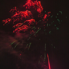 Spektakularny nocny pokaz fajerwerków na ciemnym niebie z wielobarwnymi smugami. © Pol Badger