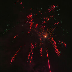 Spektakularny nocny pokaz fajerwerków na ciemnym niebie z wielobarwnymi smugami. © Pol Badger