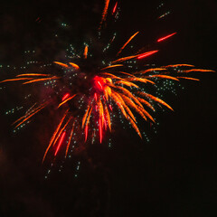 Spektakularny nocny pokaz fajerwerków na ciemnym niebie z wielobarwnymi smugami. © Pol Badger