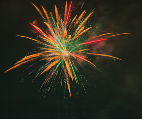 Spektakularny nocny pokaz fajerwerków na ciemnym niebie z wielobarwnymi smugami. © Pol Badger