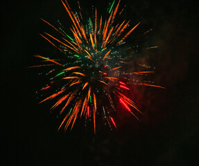 Spektakularny nocny pokaz fajerwerków na ciemnym niebie z wielobarwnymi smugami. © Pol Badger