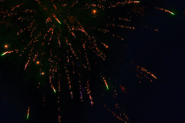 Spektakularny nocny pokaz fajerwerków na ciemnym niebie z wielobarwnymi smugami. © Pol Badger