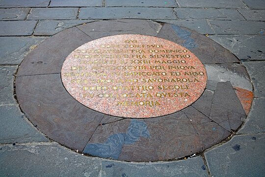 florenz, italien - gedenktafel am ehemaligen scheiterhaufen von girolamo savonarola