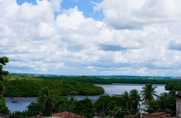 Um a&ccedil;ude &eacute; uma barragem ou represa artificial, constru&iacute;da para reter &aacute;gua (de chuva ou de rios) para diversos usos, como agricultura, abastecimento, energia e lazer, sendo vital em regi&otilde;es secas como 
