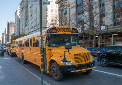 Nueva York, EEUU. 13 11 2019. Tr&aacute;fico y paisaje urbano de Manhattan en Nueva York. Autob&uacute;s escolar en la 5th Avenida junto al The Metropolitan Museum of Art.