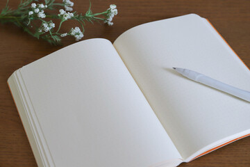 机の上にあるノートとペン