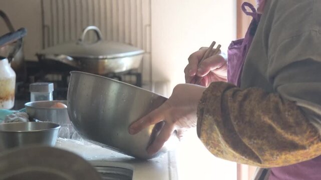 料理する女性